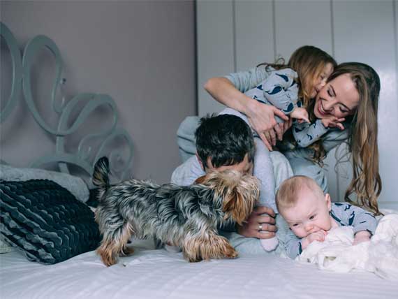 Familia diviertiendose en su hogar